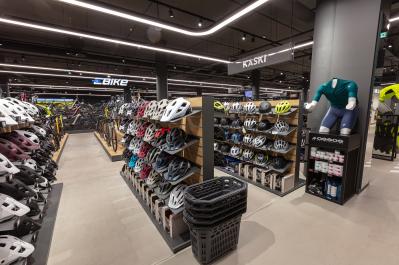 Ekspozycja kask�w w salonie