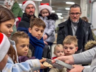 Wrczanie prezentw dzieciom