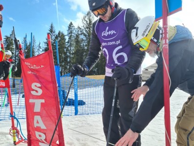 Start zawodnika w slalomie narciarskim