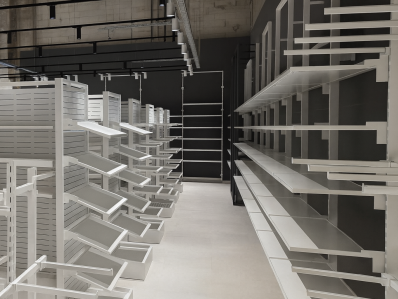 Regay przycienne i gondole w sklepie odzieowym