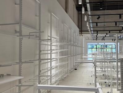 Regay odzieowe z zawieszkami w realizacji ABM