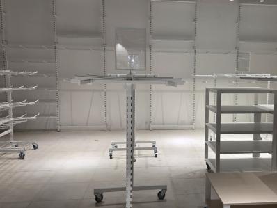 Stojaki na ubrania w wyposaeniu sklepu odzieowego