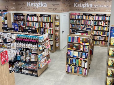 Gondole i regały przyścienne w księgarni
