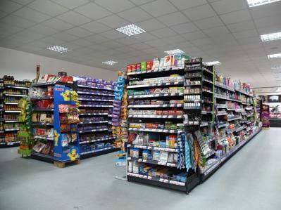 Ekspozycja s�odyczy na listwach z haczykami