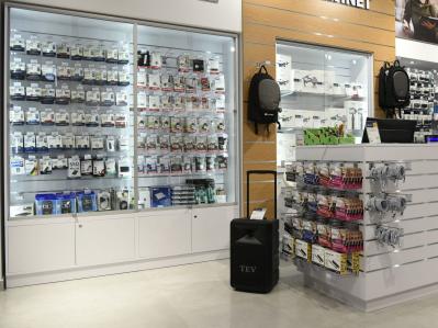 Witryny szklane w sklepie z elektronik�