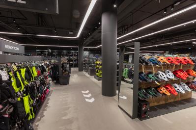 Rega�y sklepowe w salonie z rowerami