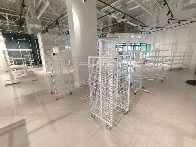 Regay z krat i zawieszkami sklepowymi