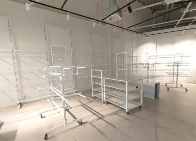 Mobilne meble do sklepu odzieowego