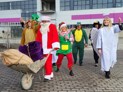 Mikoaj transportowa prezenty na taczkach