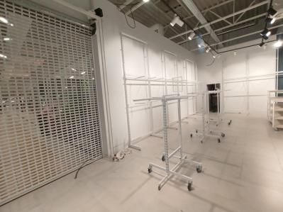 Biae stojaki na ubrania wyposaone w kka