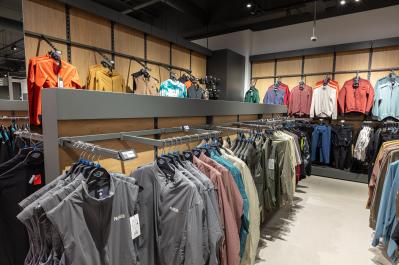 Ekspozycja odzie�y sportowej w salonie rowerowym