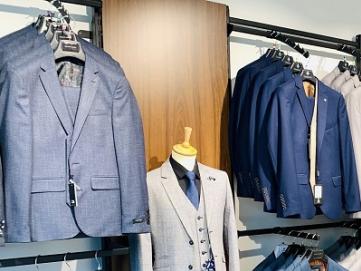 Wyposażenie sklepu z garniturami. Stylowy salon mody męskiej Wyposażenie sklepu z garniturami. Stylowy salon mody męskiej