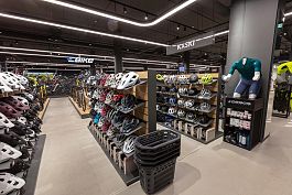 Ekspozycja kask�w w salonie