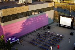 Kino plenerowe ABM - widok na siedzib firmy