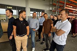 Kolejka na firmowym grillu