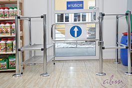 Bramki dostpne s w wersjach lewej i prawej. Obok - wygodny stolik pod koszyki.