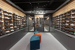 Wyposa�enie strefy obuwia w sklepie rowerowym