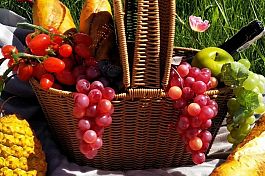 Sztuczne owoce i pieczywo w koszyku