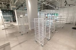 Regay z krat i zawieszkami sklepowymi