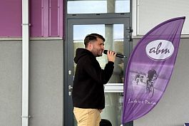 Spotkanie odbyo si przed zakadem produkcyjnym ABM