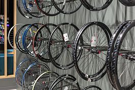 Uchwyty na ko�a rowerowe - ekspozycja w sklepie