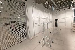 Biae stojaki na ubrania wyposaone w kka