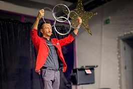 Sztuczki magiczne w wykonaniu iluzjonisty